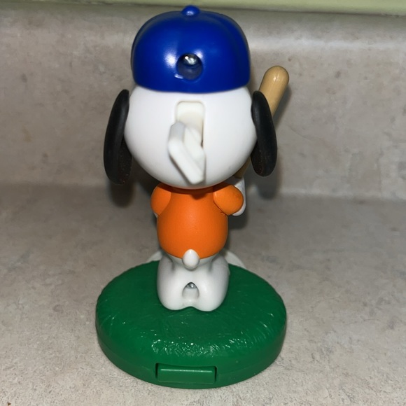 McDonald's Happy Meal toy Peanuts Snoopy #4 Baseball Player Snoopy 2018 - Picture 3 of 5